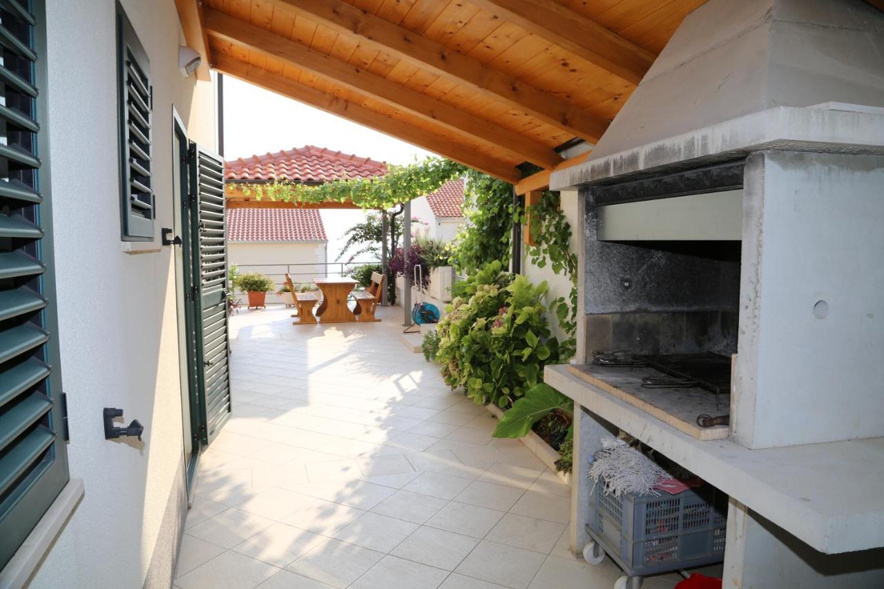 Apartments Stipe Plazibat Хвар Экстерьер фото