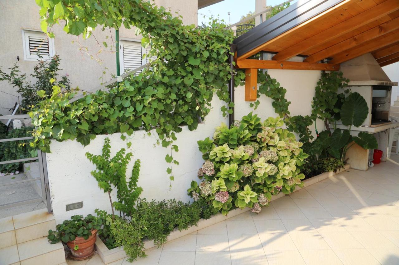 Apartments Stipe Plazibat Хвар Экстерьер фото