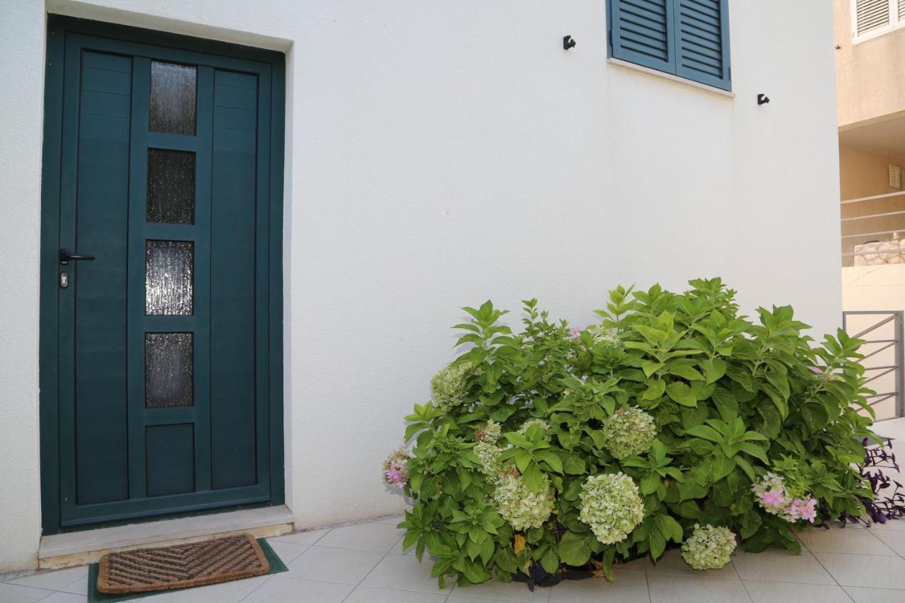 Apartments Stipe Plazibat Хвар Экстерьер фото